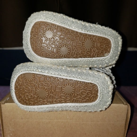Size 1 infant UGG boots - Picture 2 of 2